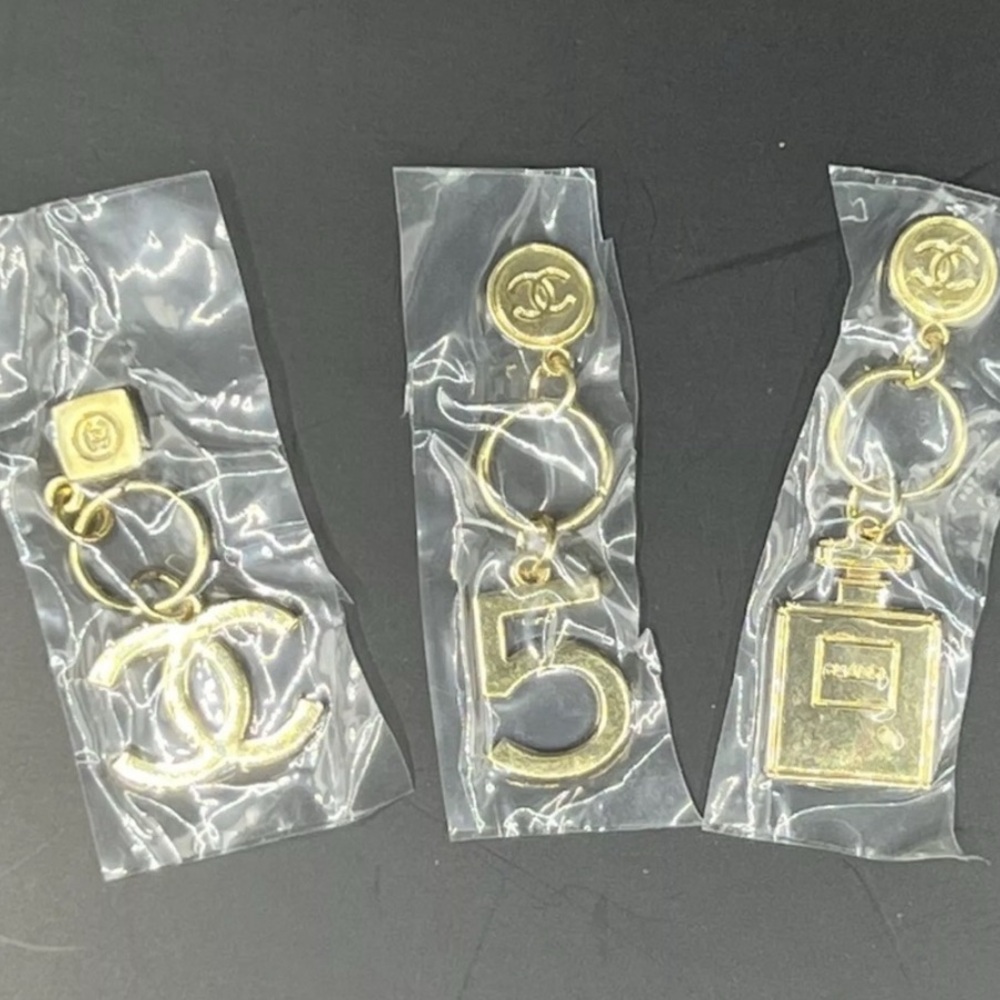 Chanel Gold Keychain Set Bag
NWT
Charm No 5 Bottle Chanel No 5
Double CC - Picture 6 of 6